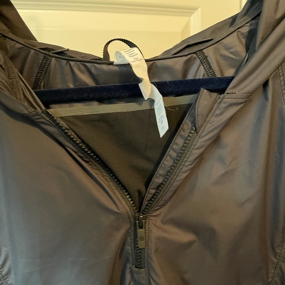 Lululemon windbreaker - Picture 4 of 5